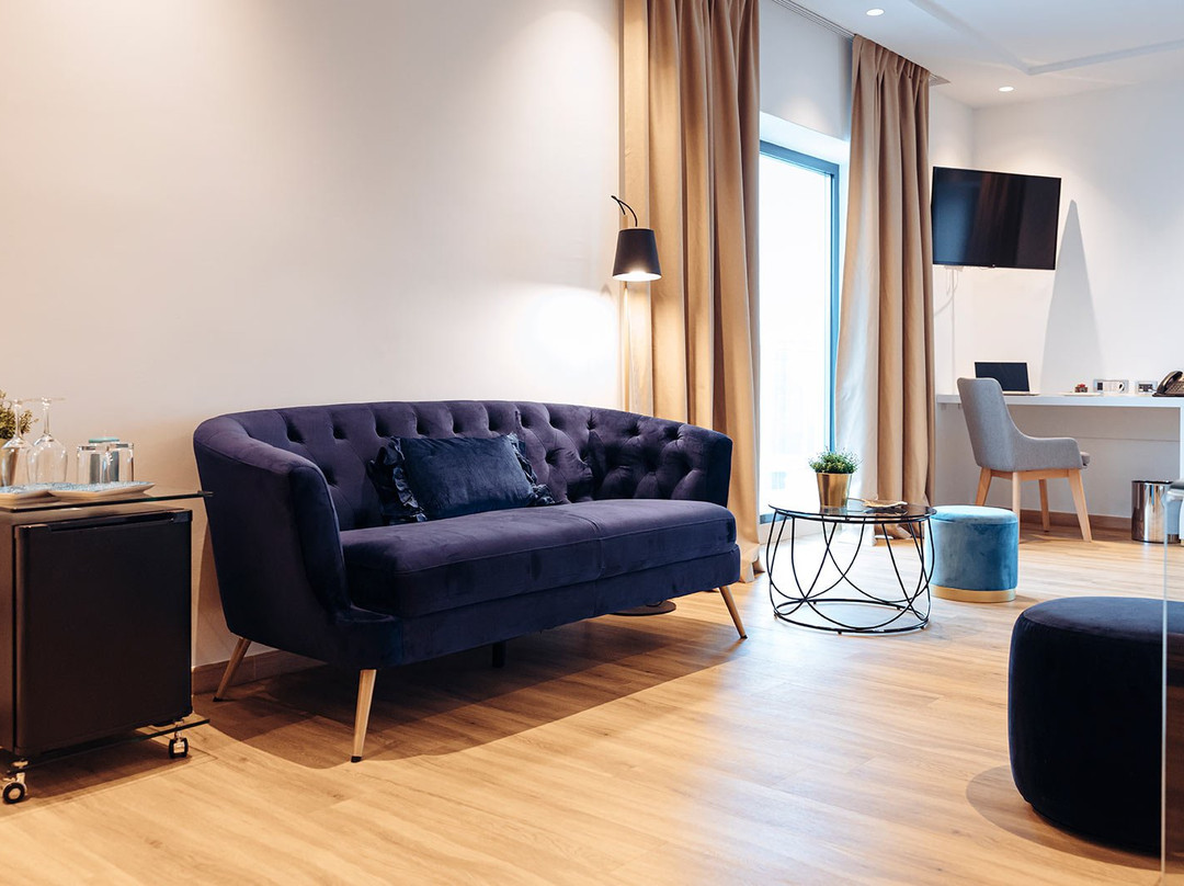 Antunovic Hotel East主图