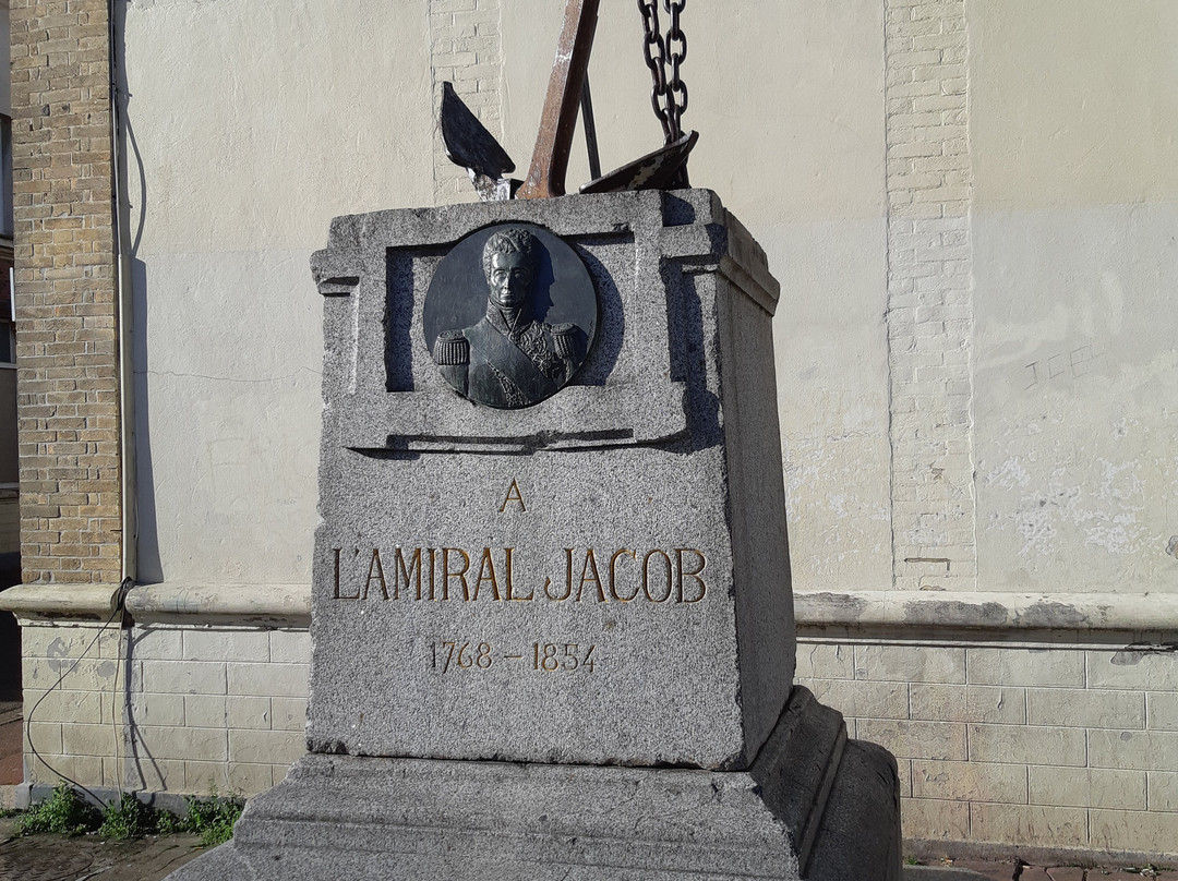 Monument à l'Amiral Jacob-Livry-Gargan必去景点