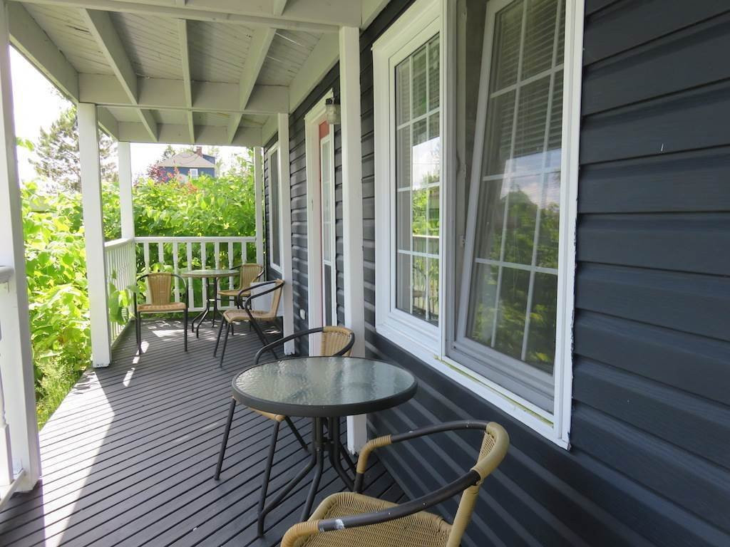 The Worn Doorstep主图