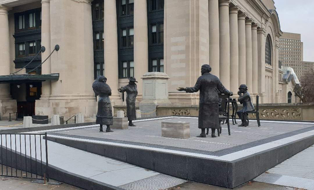 Famous Five Monument-渥太华必去景点