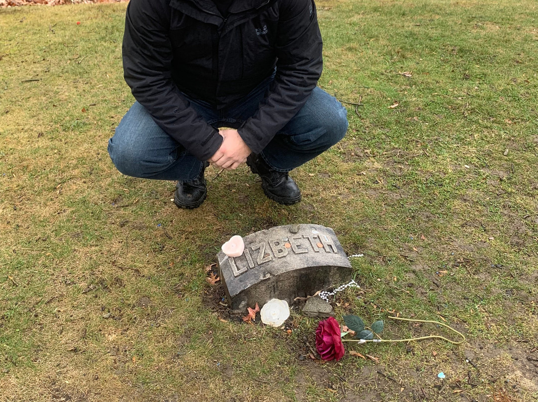 Oak Grove Cemetery-福尔里弗必去景点