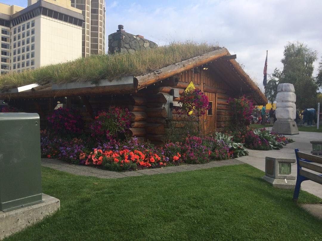 Visit Anchorage Log Cabin Visitor Information Center景点图片