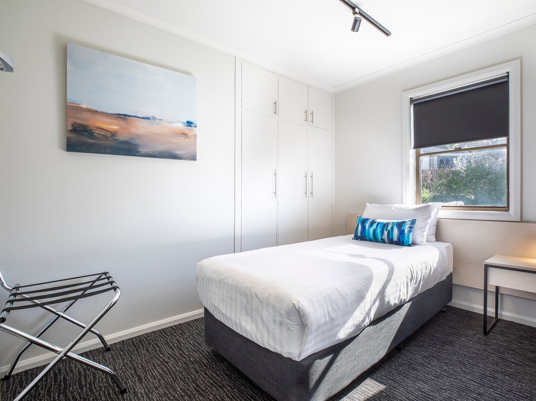 Nightcap at Riverside Hotel主图