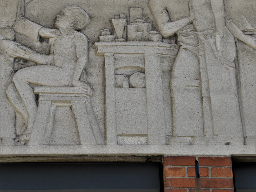 Bas-reliefs de la façade du dispensaire Louise Michel-Romainville必去景点