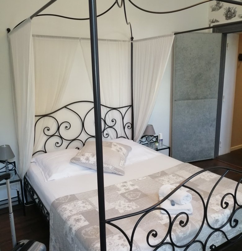 H. De Surgeres主图