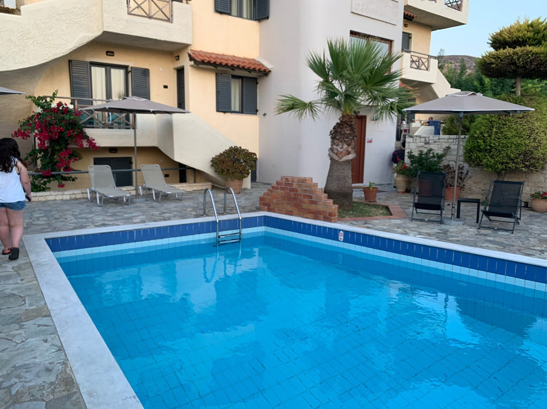 Nancy Chara Apartments主图