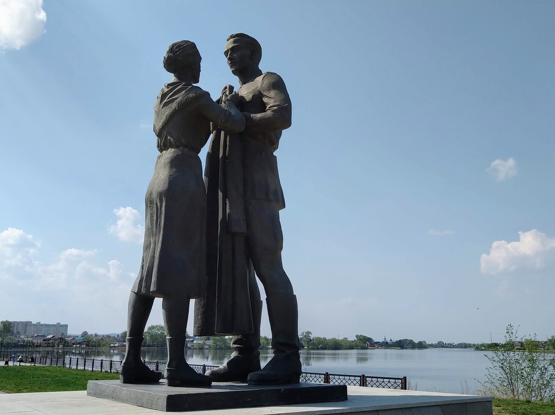 Monument to the Overcoat景点图片