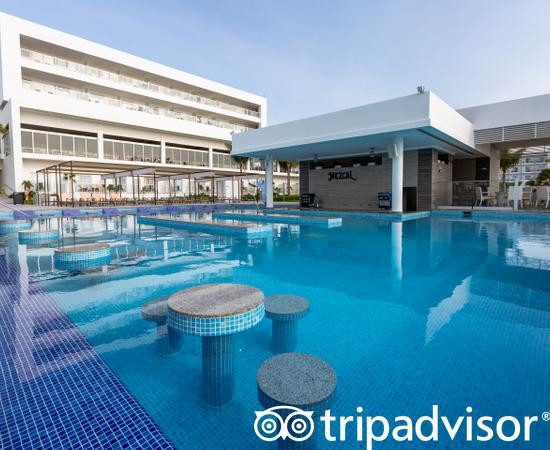 女人海滩悦宜湾奢享酒店主图