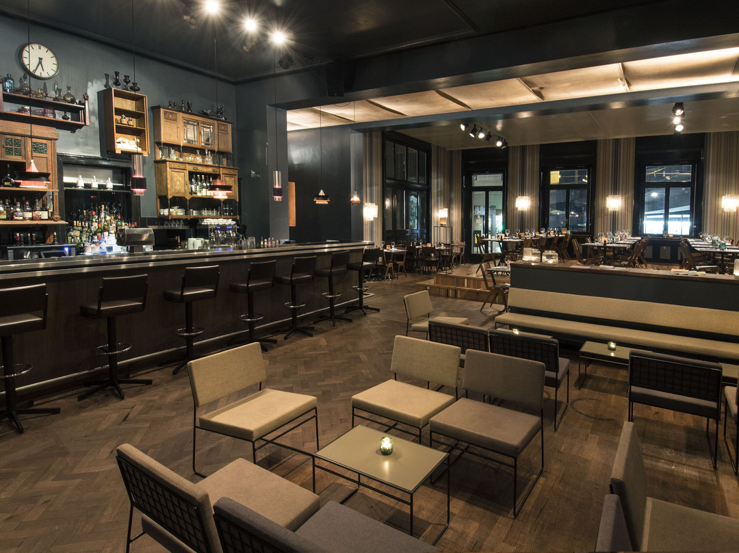 Perron Bar & Restaurant