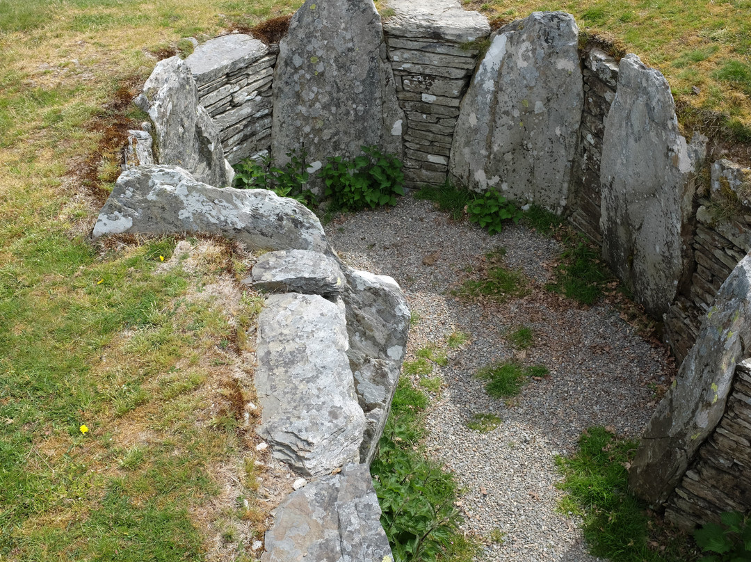 Capel Garmon Chambered Tomb景点图片