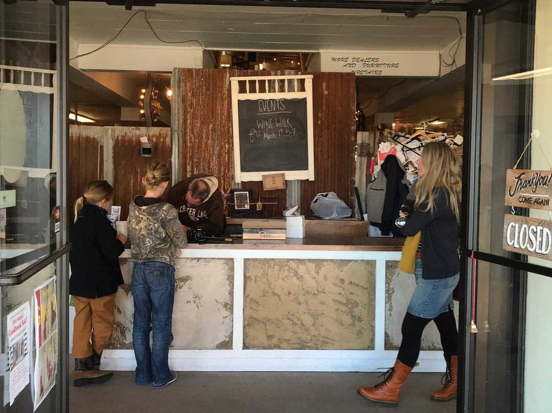 Leafs Treehouse Antiques & Collectables Mall-库斯贝必去景点