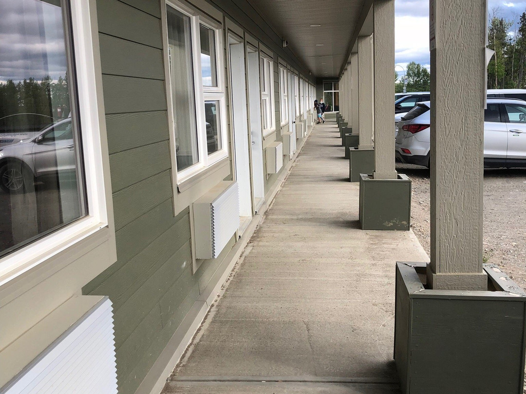 Royal Oak Inn & Suites主图