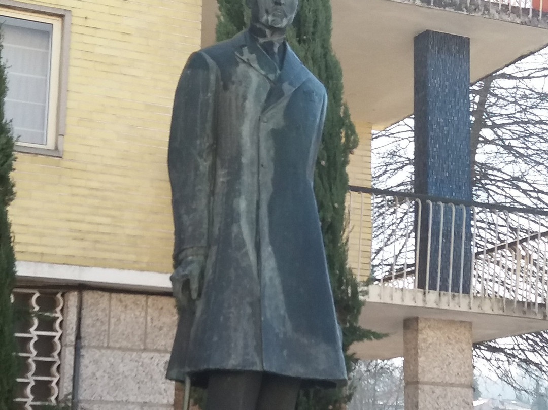 Monumento ao Conde de Arnoso-吉马良斯必去景点