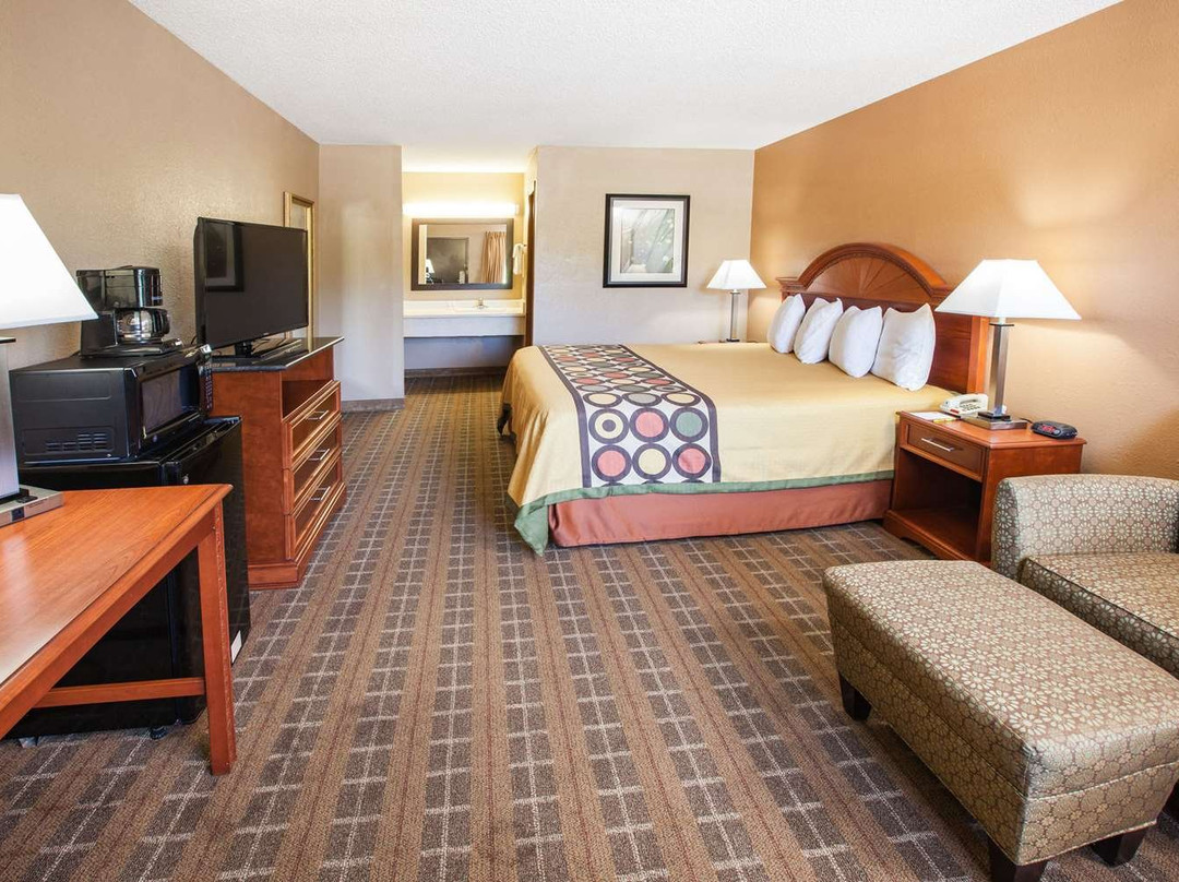 Super 8 by Wyndham Clinton主图