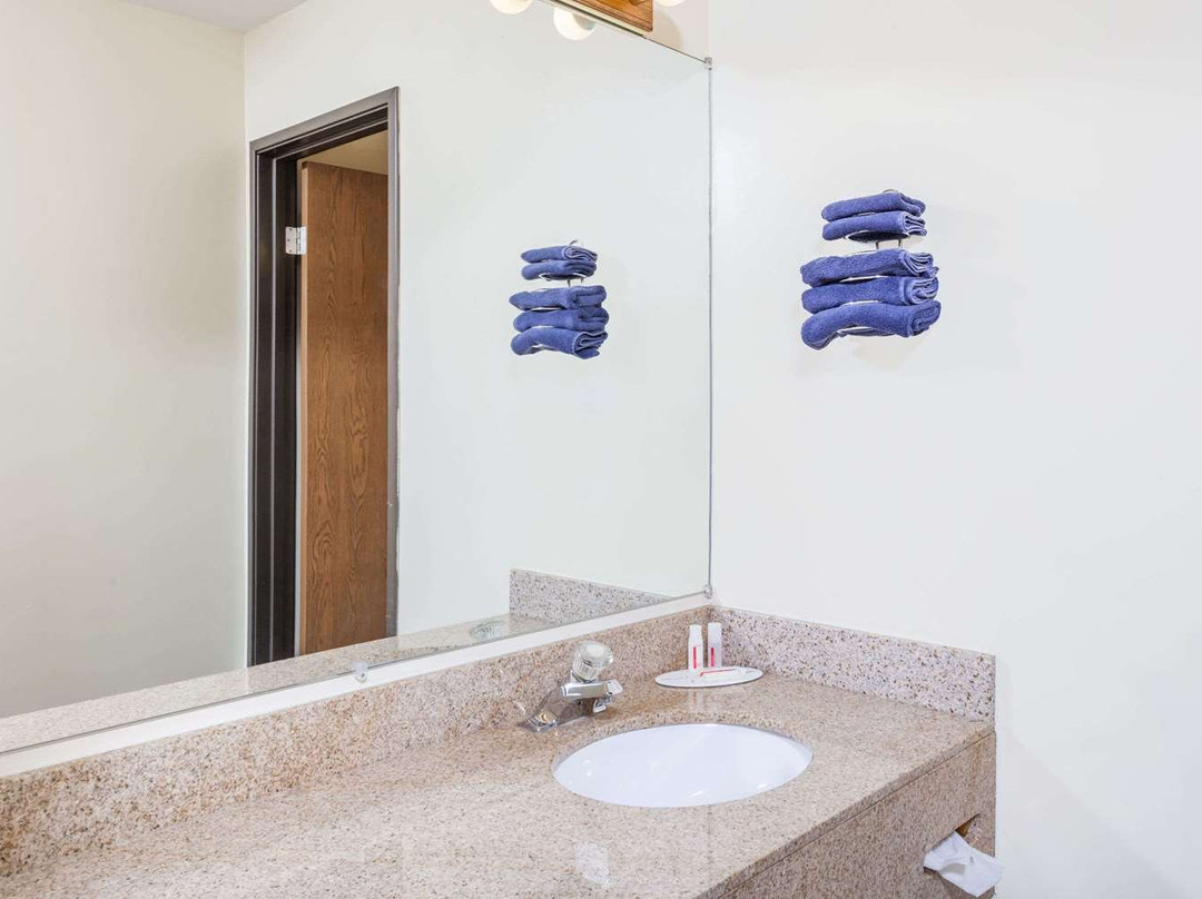 Super 8 by Wyndham Imlay City主图