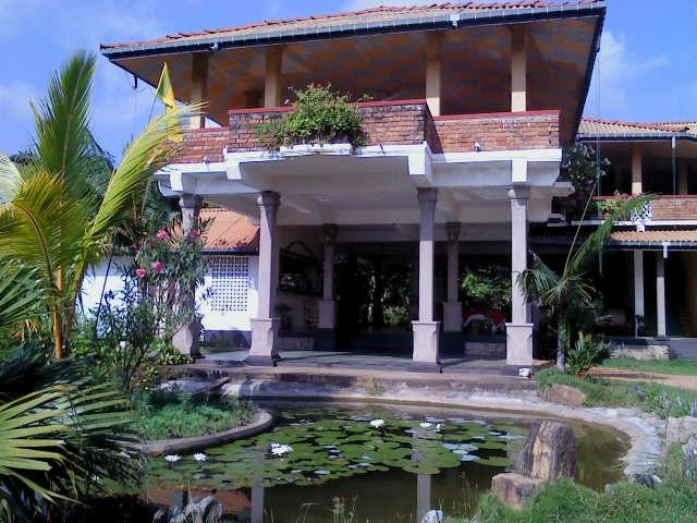 巨石场度假酒店主图