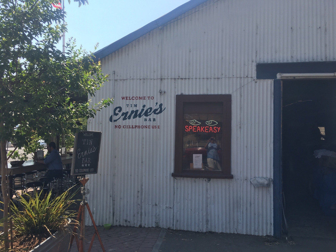Ernie's Tin Bar-佩塔卢马必去景点