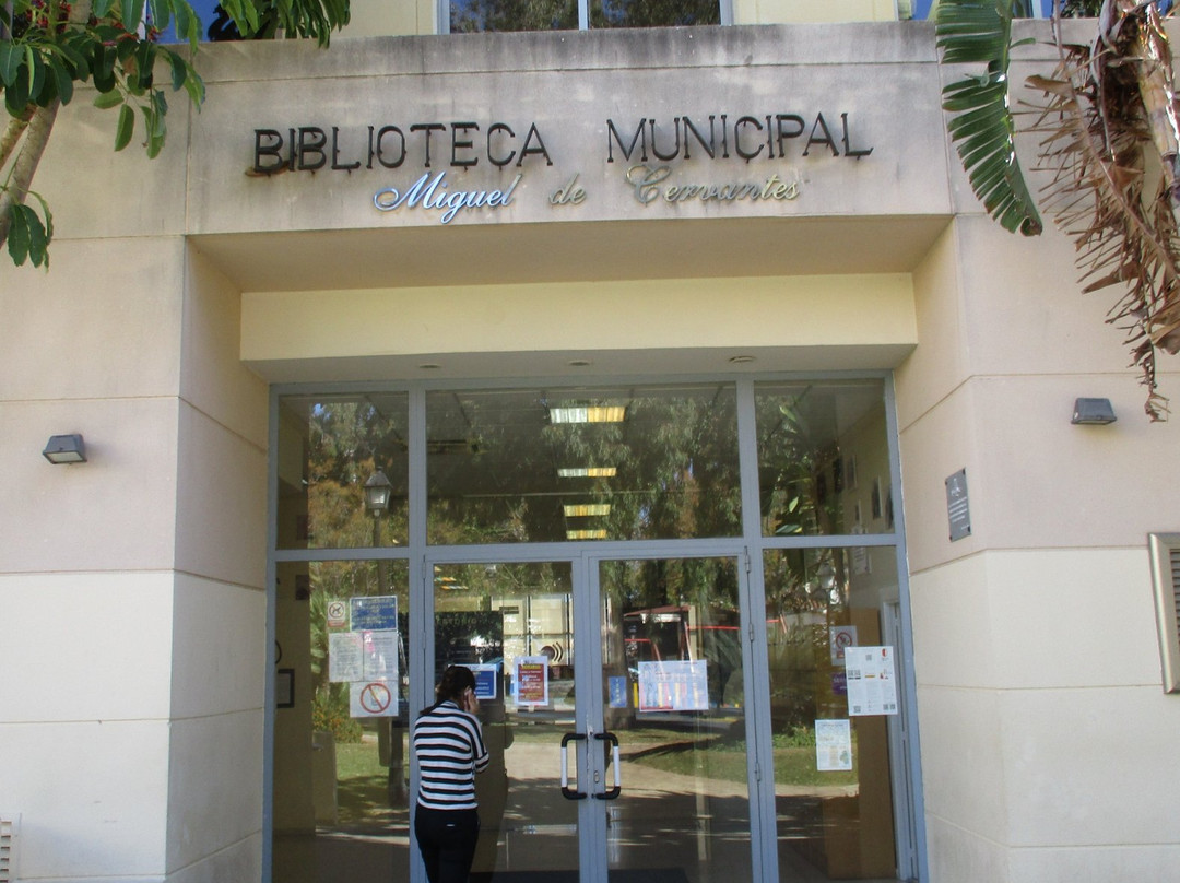 Biblioteca Municipal Miguel de Cervantes-福恩吉罗拉必去景点