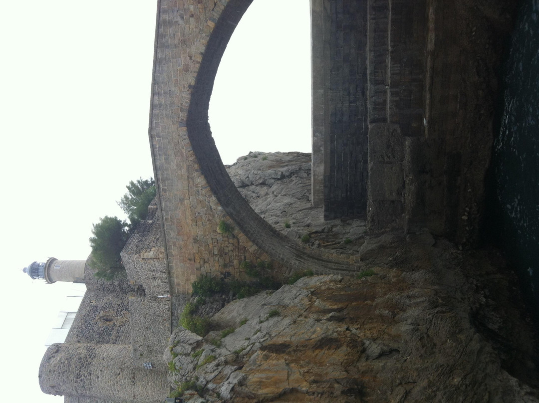 Puente Romano Medieval-Castro Urdiales必去景点