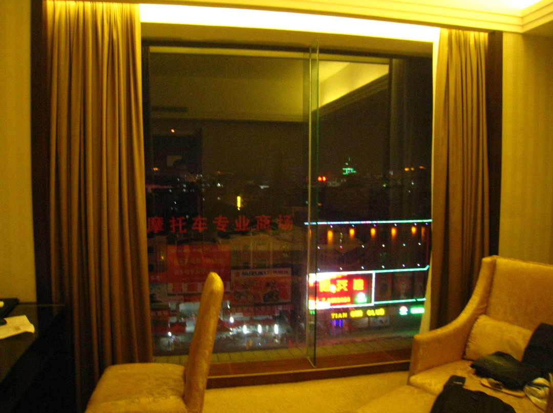 万事达华侨酒店主图