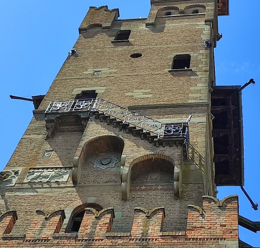 Torrione, revival neo-medievale景点图片