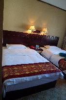 彝人太阳女大酒店主图