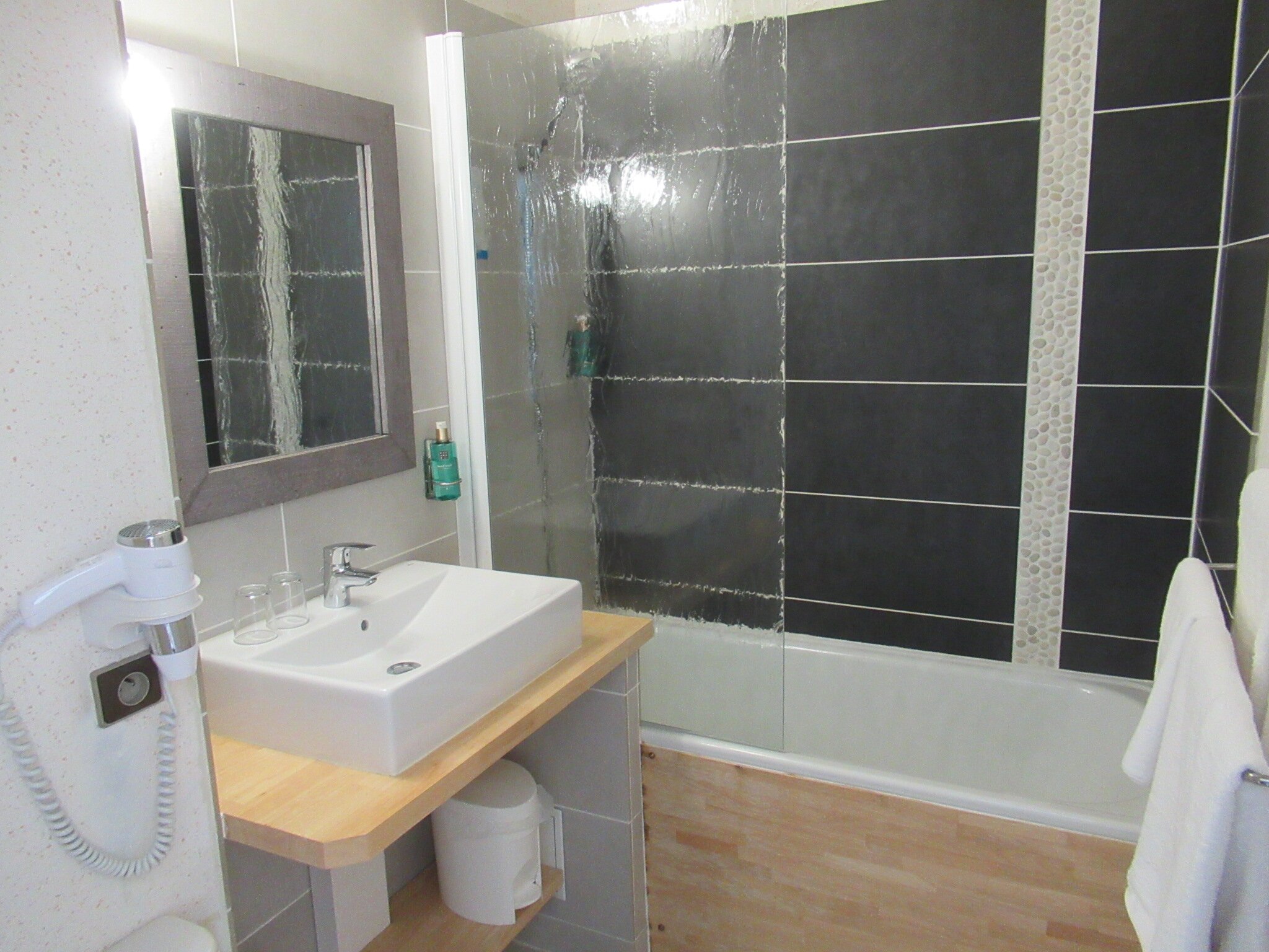Logis Latitude Ouest Hôtel Rest. & Spa-浴室