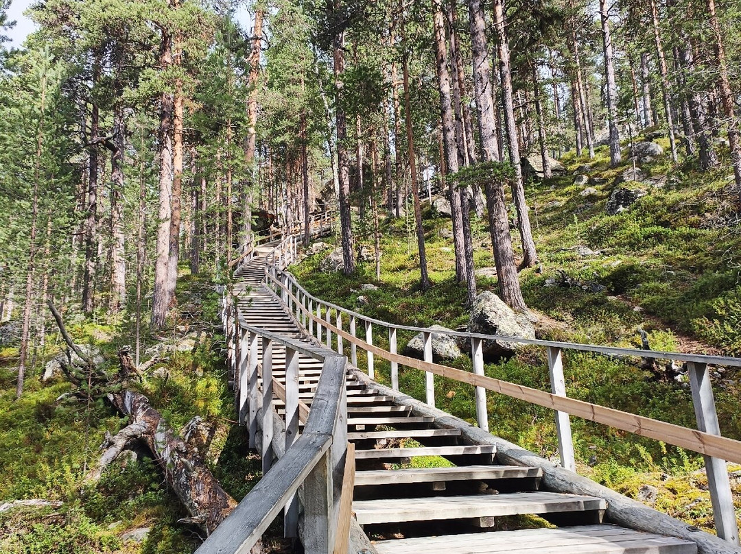 Karhunpesakivi-伊纳里必去景点