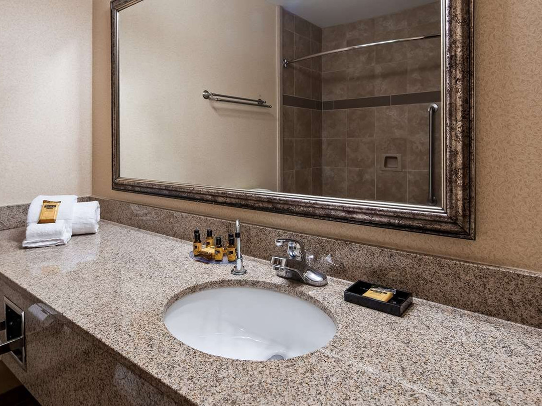 贝斯特韦斯特普勒斯北坎通旅馆&套房酒店主图