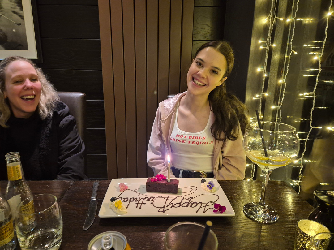 尼维斯河畔旅馆主图