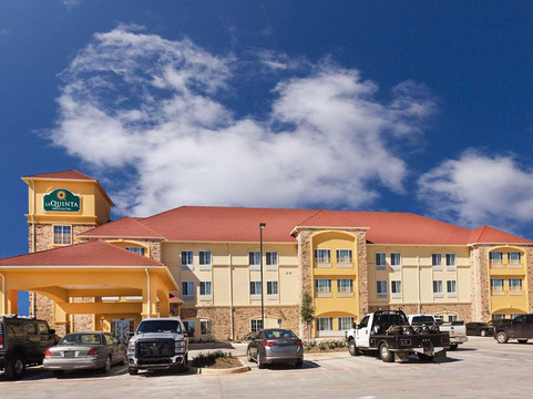 La Vernia酒店住宿-La Quinta Inn & Suites by Wyndham Floresville