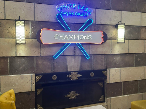 白色公园酒店主图