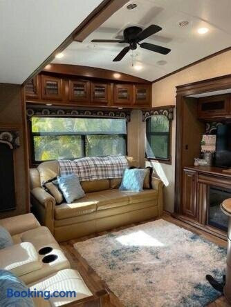 Happy Glampers two bathroom w/golf cart