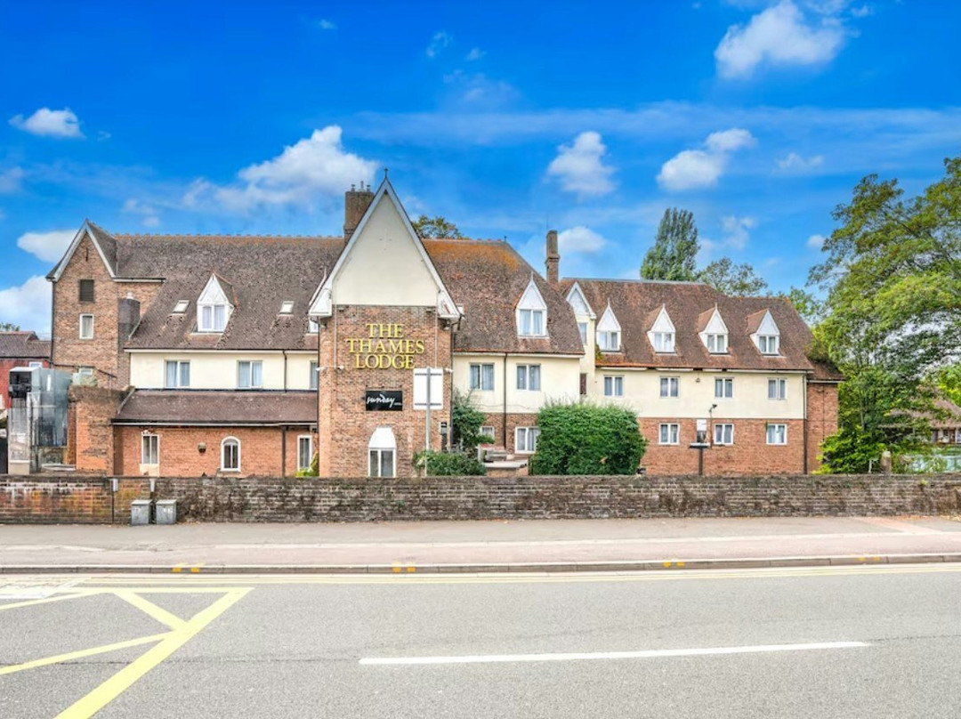 斯坦斯酒店住宿-Sunday Hotel Staines
