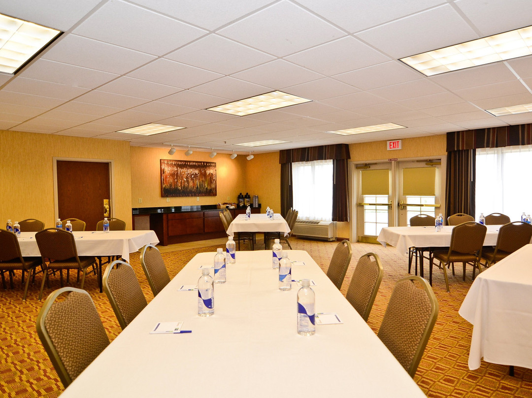 Holiday Inn Express & Suites Fort Atkinson by IHG主图