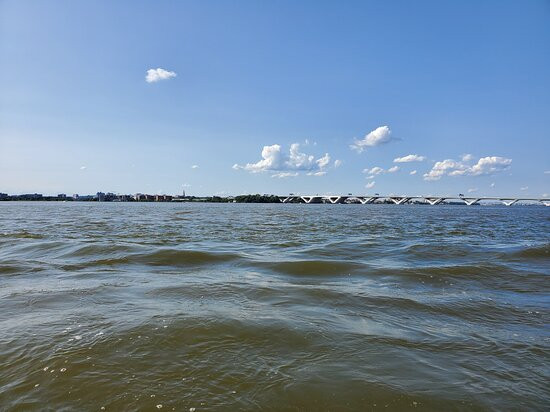 Monumental Boat Tours景点图片