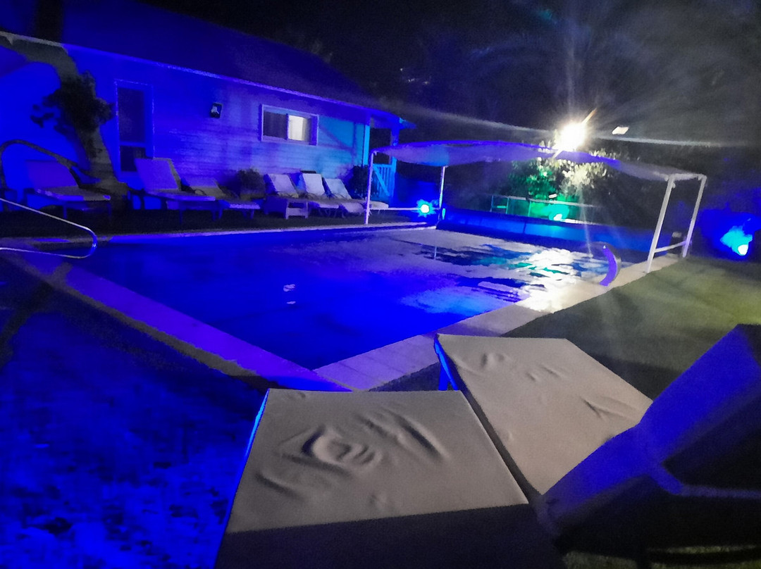 Hen Chalet & Suites主图