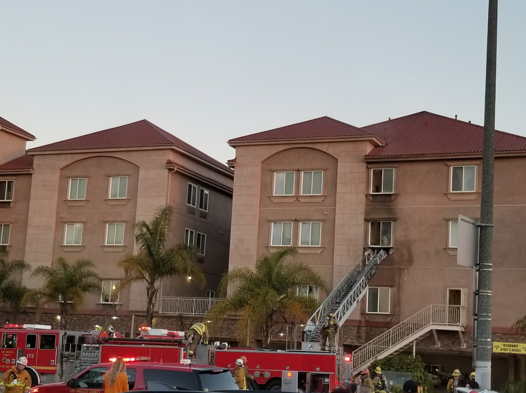 英格尔伍德拉金塔旅馆及套房酒店主图