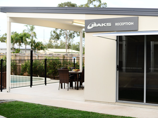 米德尔芒特盛橡套房酒店主图