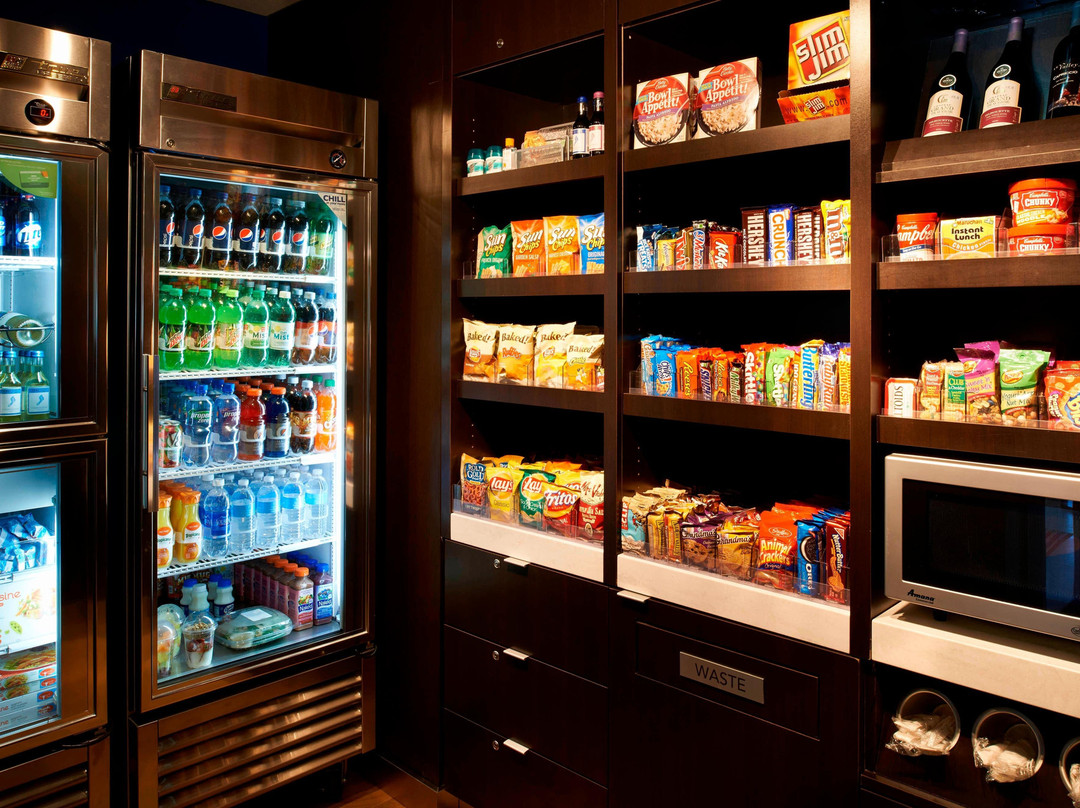 底特律尤蒂卡万怡酒店主图