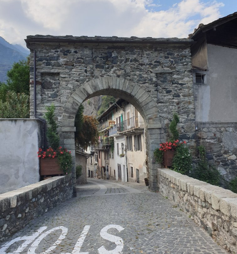 The Roman road to the Gauls and its arch景点图片