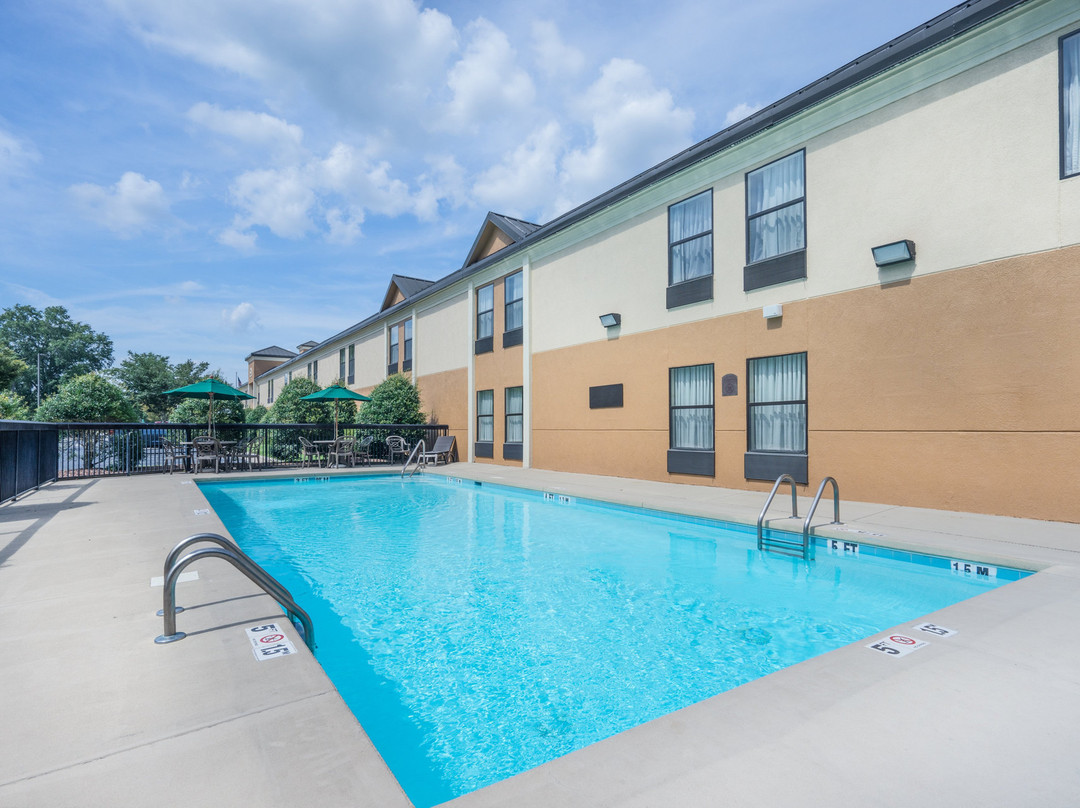 Clarion Pointe New Bern主图