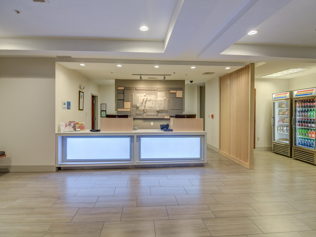 弗利快捷假日&套房酒店主图