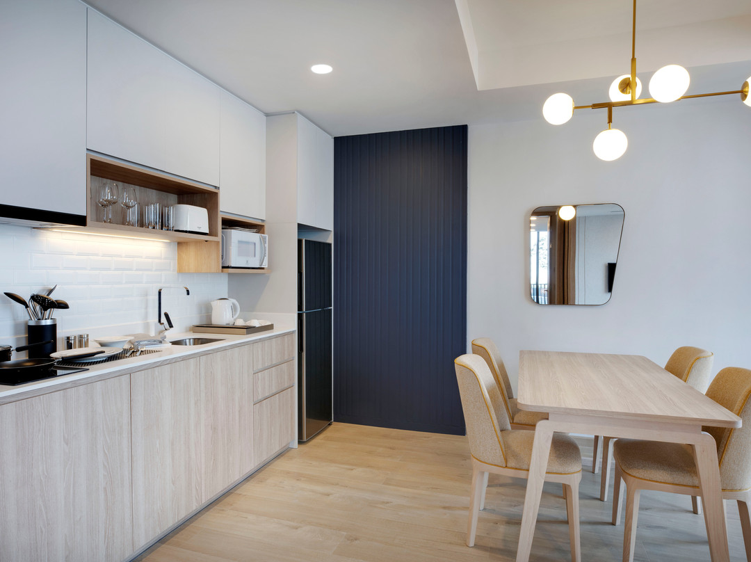 曼谷通罗宿之桥套房酒店主图