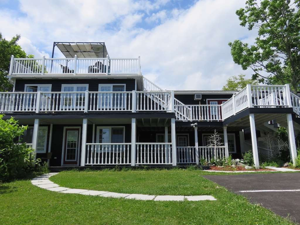 The Worn Doorstep主图