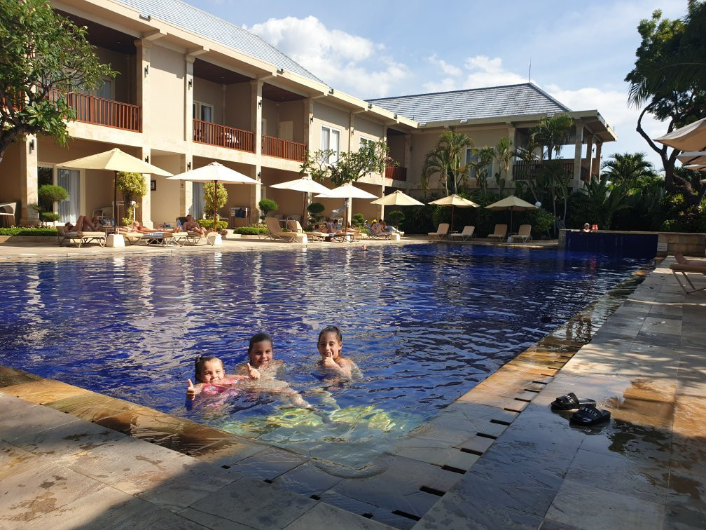 罗维纳酒店主图