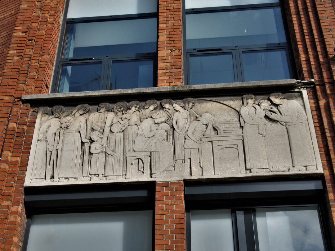 Bas-reliefs de la façade du dispensaire Louise Michel-Romainville必去景点