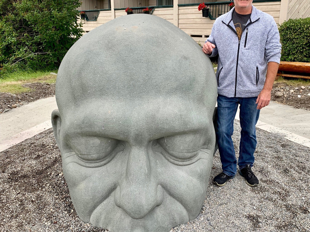 Big Head Sculpture景点图片