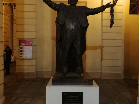 Monumento a Luciano Pavarotti-摩德纳必去景点