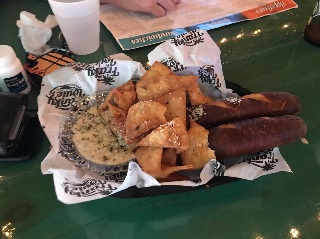 Franky & Louie's Beach Front Bar & Grill景点图片